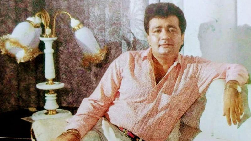 गुलशन कुमार ओरिजिनल गानों को दूसरी आवाजों में रिकॉर्ड कर कम दामों में कैसेट बेचा करते थे। जहां अन्य कंपनियों की कैसेट 28 रुपए में मिलती थी, गुलशन कुमार उसे 15 से 18 रुपए में कैसेट बेचा करते थे। गुलशन कुमार ने अपने ऑडियो कैसेट के बिजनेस को 'सुपर कैसेट्स इंडस्ट्रीज लिमिटेड' का नाम दिया, जिसे टी-सीरीज के नाम से जाना जाता है।