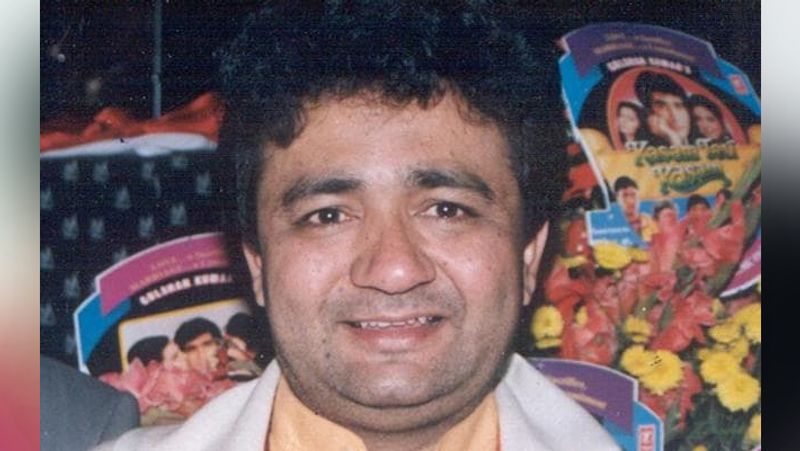 इस दौरान उन्होंने भक्ति गानों को भी रिकॉर्ड करना शुरू किया और वो खुद भी ये गाने गाया करते थे। 70 के दशक में गुलशन कुमार के कैसेट्स की डिमांड बढ़ती गई और वो म्यूजिक इंडस्ट्री के सफल बिजनेसमैन में शुमार हो गए। और देखते ही देखते उन्होंने करोड़ों की कंपनी खड़ी कर दी।