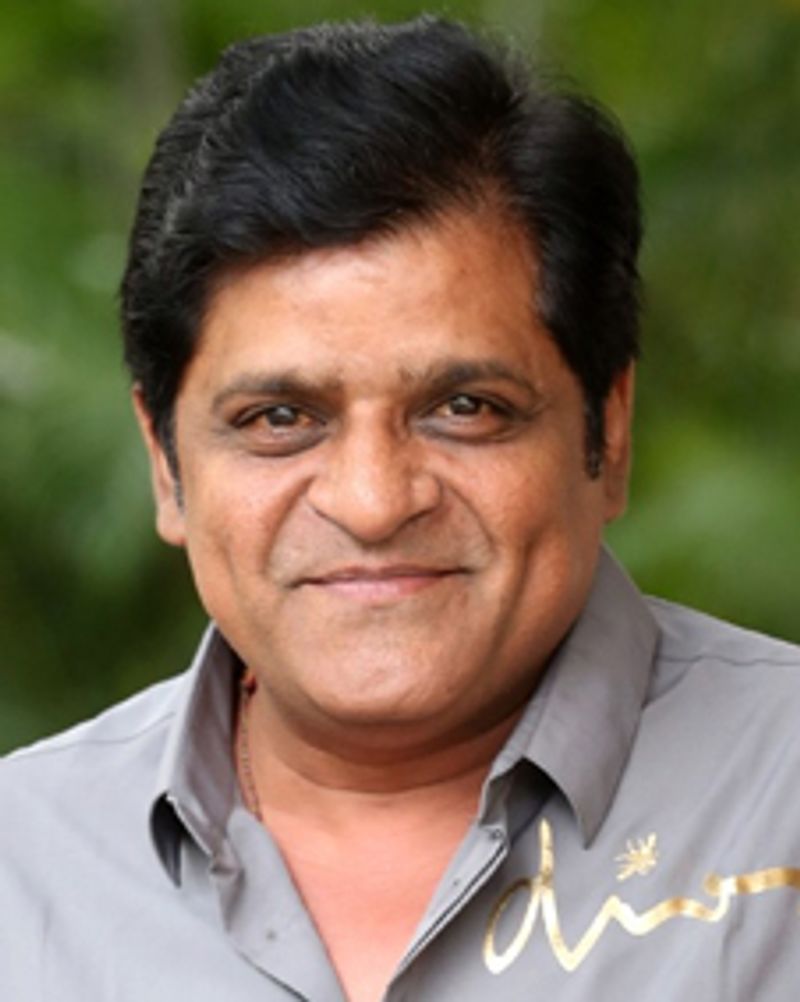 దీనితో విసిగిపోయిన ఆడియన్స్.. ఎన్ని సార్లు కామెంట్స్ రూపంలో మా డిమాండ్ తెలియజేసినా ఆలీ పట్టించుకోవడం లేదు. ఆయన అసలు మన కామెంట్స్ చదవడం లేదా, అని ప్రశ్నిస్తున్నారు. నెక్స్ట్ ఎపిసోడ్ లో అయినా వడ్డే నవీన్ ని ఇంటర్వ్యూకి పిలవాలని కోరుకుంటున్నారు.