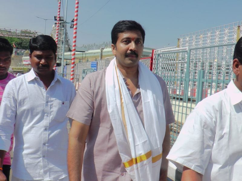 1997లో విడుదలైన 'కోరుకున్న ప్రియుడు' మూవీతో వెండితెరకు పరిచయమైన నవీన్, పెళ్లి, చాలా బాగుంది, మనసిచ్చి చూడాలి వంటి హిట్ చిత్రాలలో నటించారు. 'పెళ్లి' ఆయన కెరీర్ లో భారీ హిట్ కొట్టింది.