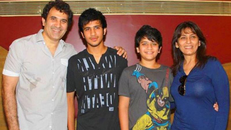 उन्होंने बताया कि लोग सोचते हैं कि स्टार्स के बच्चों को आसानी से काम मिल जाता है लेकिन ऐसा नहीं है। उनकी अपनी स्ट्रगल लाइफ होती है। मुझे खुशी है कि मेरे बच्चे मेहनत कर रहे हैं और उम्मीद है कि वो अपने दम पर इंडस्ट्री में जगह बनाएंगे।