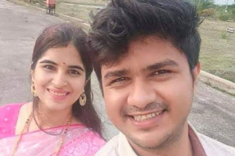 ಇನ್ನು ಈ ಬಗ್ಗೆ ಮಾಹಿತಿ ನೀಡಿರುವ ಪೊಲೀಸರು ಬುಧವಾರ ರಾತ್ರಿ ಇಬ್ಬರೂ ಡ್ಯೂಟಿ ಮುಗಿಸಿ ಮನೆಗೆ ಮರಳುವಾಗ ಫೋನ್ನಲ್ಲಿ ಮಾತನಾಡಿ ಜಗಳವಾಡಿಕೊಂಡಿದ್ದಾರೆ. ಇದಾದ ಬಳಿಕ ನಿಖಿಲ್ ತಡರಾತ್ರಿ ಮನೆಗೆ ತಲುಪಿದಾಗ ಅಂಕಿತಾ ನೇಣಿಗೆ ಶರಣಾಗಿದ್ದಳು.