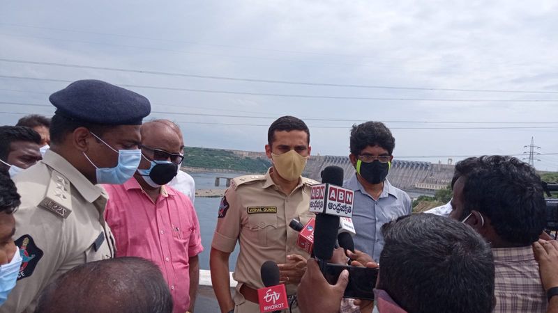 నాగార్జునసాగర్: తెలుగురాష్ట్రాల మధ్య నదీ జలాల పంపిణీ విషయంతో తలెత్తిన వివాదం ముదురుతోంది. ఇప్పటికే నదీ జలాల కోసం ఆంధ్ర ప్రదేశ్, తెలంగాణ ప్రభుత్వాల మధ్య మాటల యుద్దం కొనసాగుతుండగా అదిప్పుడు చేతల వరకు వెళ్లింది. ఇరు రాష్ట్రాల సరిహద్దులో గల నాగార్జున సాగర్ ప్రాజెక్ట్ వద్ద ఉద్రిక్త వాతావరణం నెలకొంది.