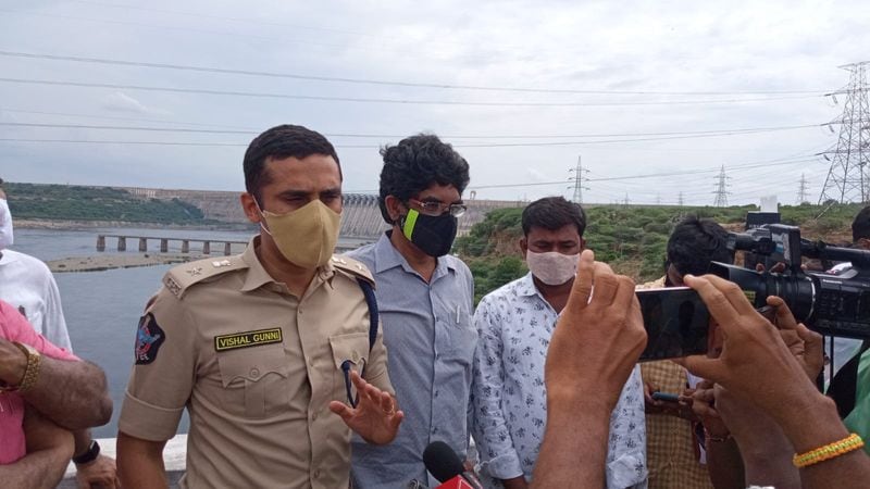 నాగార్జున సాగర్లో తెలంగాణ భూభాగంలోకి రాకుండా ఏపీ అధికారులను తెలంగాణ పోలీసులు వెనక్కి పంపించారు. విద్యుదుత్పత్తిని ఆపాలని వినతిపత్రం ఇచ్చేందుకు ఏపీ అధికారులు వస్తుండగా నూతన వంతెన వద్ద అధికారులను పోలీసులు అడ్డుకున్నారు.