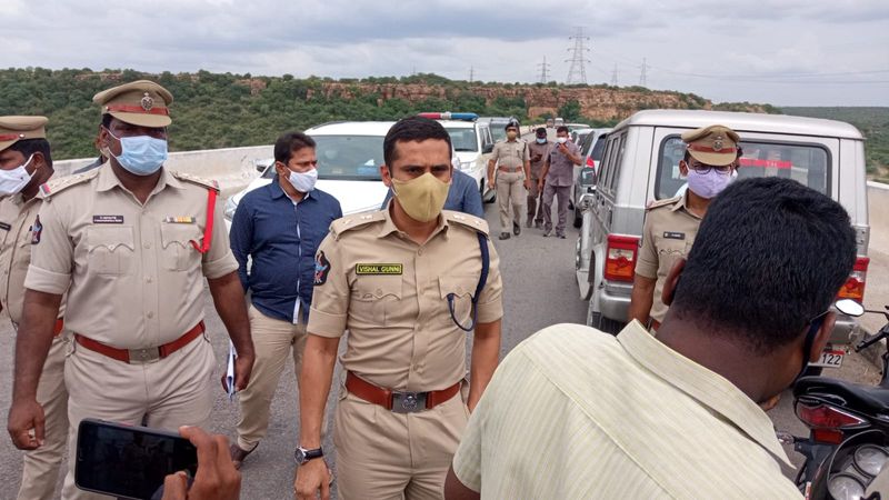 ఎన్ఎస్పి ఎస్ఈలు పురషోత్తం, గంగరాజు, గుంటూరు రూరల్ ఎస్పీ విశాల్ గున్ని, గురజాల ఆర్డివో పార్ధసారధి, గురజాల డీఎస్పీ ప్రసాద్ ను తెలంగాణ పోలీసులు అడ్డుకున్నారు. విద్యుదుత్పత్తి కేంద్రం వద్దకు అనుమతి ఇవ్వాలని... వినతిపత్రం ఇచ్చి వెనక్కి వస్తామని కోరినా తెలంగాణ పోలీసులు అనుమతించలేదు. దీంతో చేసేదేమీ లేక ఏపీ అధికారులను వెనక్కి వెళ్లిపోయారు.
