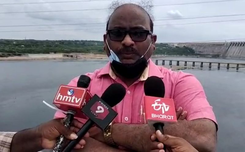 అనంతరం గురజాల ఆర్డీవో పార్థసారధి మాట్లాడుతూ... తెలంగాణ ప్రభుత్వం ఏపీ అధికారుల బృందాన్ని సరిహద్దు వద్ద నిలిపివేయడం దురదృష్టకరమన్నారు. నాగార్జునసాగర్ వద్ద విద్యుత్ ఉత్పత్తి ఆపమని ఏపీ ప్రభుత్వం తరఫున తెలంగాణ అధికారులకు వినతి పత్రం ఇద్దామని వెళ్తే తెలంగాణ పోలీసులు అనుమతించలేదన్నారు.