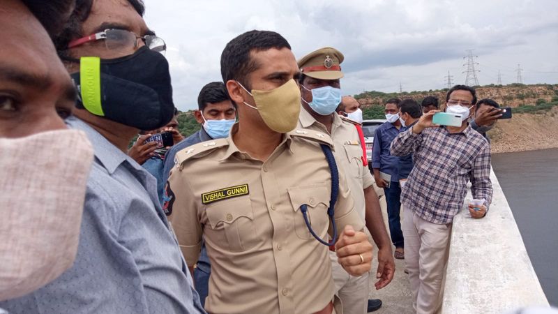 ఆశించిన స్థాయిలో వర్షాలు లేక నాగార్జున సాగర్ డ్యాం లో నీళ్లు తక్కువగా ఉన్నాయని... వ్యవసాయ సీజన్ కు సాగునీరు అందించకపోతే రైతులు ఇబ్బంది పడే పరిస్థితులు ఉన్నాయన్నారు. సాగర్ డ్యామ్ వద్ద విద్యుత్ ఉత్పత్తి చేయటం వలన నీరు సముద్రంలో కలసిపోయి ఉపయోగం లేకుండా పోతుందన్నారు. సాగర్ డ్యాం వద్ద నెలకొన్న పరిస్థితులను ఎప్పటికప్పుడు ఉన్నతాధికారుల దృష్టికి తీసుకు వెళ్తున్నామని ఆర్డీవో పార్థసారధి తెలిపారు.