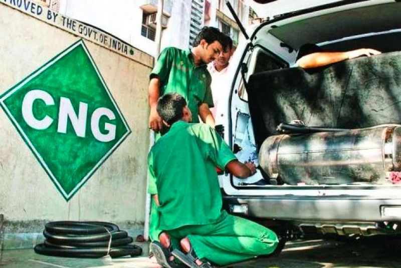 టిప్-5
మీ కారుకి లోకల్ మెకానిక్ ద్వారా సిఎన్జి కిట్ ఫిక్స్ చేసి ఉంటే స్టాండర్డ్ అండ్ సర్టిఫై కోసం చెక్ చేయడం మంచిది. వాహన తయారీ సంస్థలు ఇప్పుడు కంపెనీ ఫిట్టెడ్ సిఎన్జి కిట్లను అందిస్తున్నాయి, దీనికి కొంచెం ఎక్కువ ఖర్చు అవుతుంది. కానీ కొత్త వాహనం వారంటీని ప్రభావితం చేయదు ఇంకా ఎక్కువ సురక్షితమైన డ్రైవింగ్ అనుభవాన్ని ఇస్తుంది. 