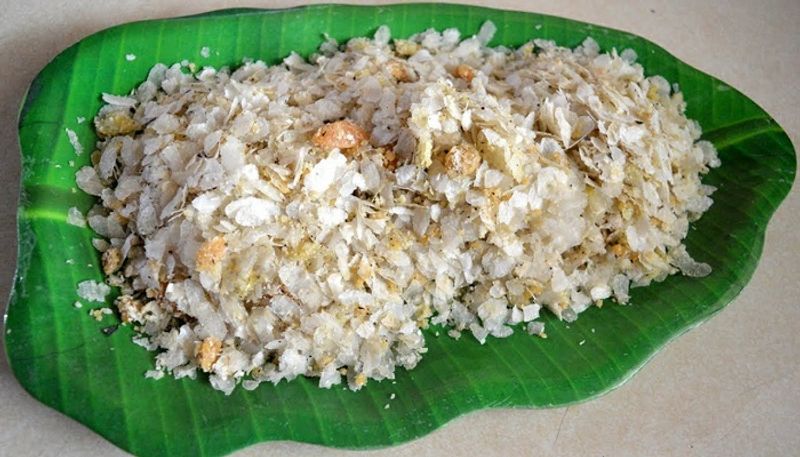 కొబ్బరి బెల్లం పోహా తయారు చేసే విధానం.
ముందుగా అటుకులను ఓ బౌల్ లో తీసుకుని రెండు మూడు సార్లు శుభ్రంగా కడిగి 3/4 కప్పుల నీళ్లు పోసి కాసేపు నానబెట్టండి. 
