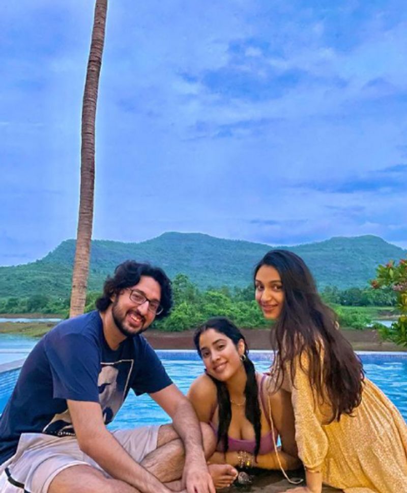 ജാൻവി കപൂറിന്റെ ഫോട്ടോകള് ഓണ്ലൈനില് തരംഗമാകാറുണ്ട്.