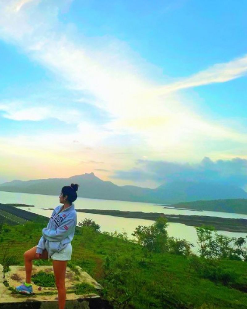 ധടക് എന്ന സിനിമയിലൂടെയാണ് ജാൻവി കപൂര് വെള്ളിത്തിരിയിലെത്തുന്നത്.
