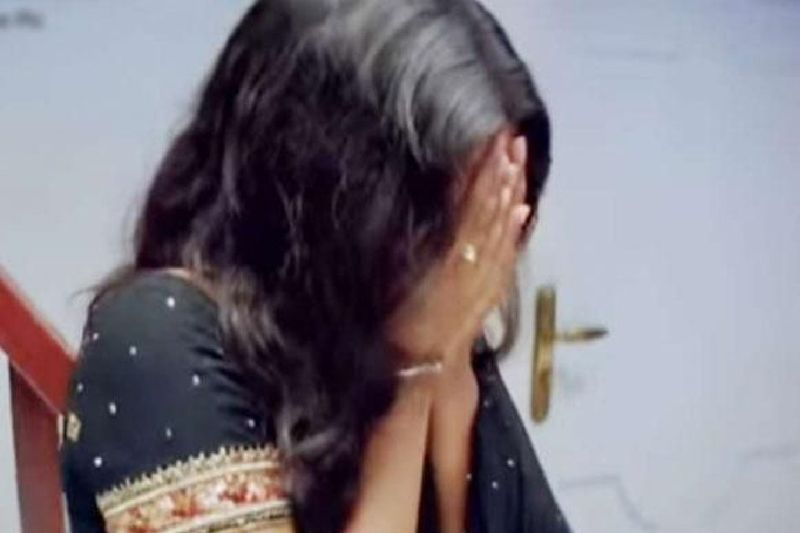 मामले की जांच कर रहे धौलपुर पुलिस उपाधीक्षक परवेंद्र महेला ने बतााय कि पीड़िता की शादी इसी साल 14 जनवरी 2021 को हुई थी। लेकिन जैसे ही लड़की दुल्हन बनकर अपने ससुराल गई तो आरोपी पति अपने परिवार के साथ मिलकर पत्नी पर दहेज के लिए प्रताड़ित करने लगा। इतना ही नहीं आए दिन उसके साथ मारपीट पर उतर आया।
