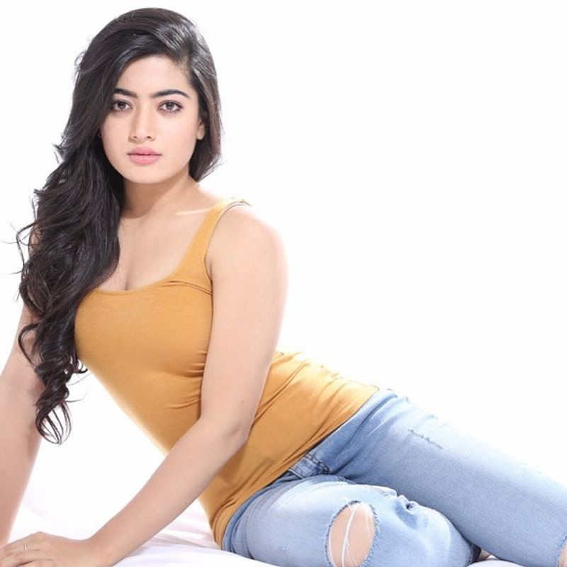 కన్నడ నటి అయిన రష్మిక కన్నడ, తెలుగు, తమిళ్ లలో సత్తా చాటి బిజీ హీరోయిన్ గా మారిపోయింది.