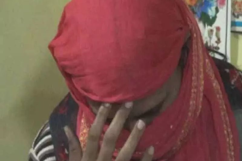 परिजन दूसरे दिन बेटी को लेकर थाने पहुंचे और आरपियों के खिलाफ मामला दर्ज करवाया। पुलसि ने युवती का मेडिकल बोर्ड से मेडिकल करवाया है, जिसमें रेप की पुष्टि हुई है। आरपियों को पकड़ने के लिए जगह-जगह छापेमारी की जा रही है, लेकिन अभी तक उनका कहीं कोई सुराग नहीं लगा है।