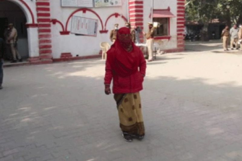 आरोपी पति का इतने में मन नहीं भरा दो उसने महिला के गुप्तांग में मिर्च और झंडू बाम लगाकर बेहोश कर दिया। इसके बाद दो दिन तक पत्नी का अपने दोस्तों से गैंगरेप करवाता रहा। किसी तरह महिला आरोपियों के चंगुल से छोटी और भागकर सीधे अपने पीहर आ गई। यहां आते ही जब उसने माता-पिता की अपनी दर्दभरी कहनी सुनाई तो उनको रोना आ गया। 
