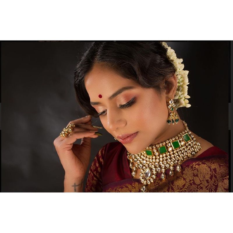 பொல்லாத உலகில் பயங்கர கேம், கன்னித்தீவு, மிளிர் என அடுத்தடுத்து படங்களில் நடித்து வரும் போதும், படவாய்ப்புகளை அதிகரிப்பதற்காக படு கவர்ச்சியான போட்டோக்களை வெளியிட்டு வருகிறார்.
