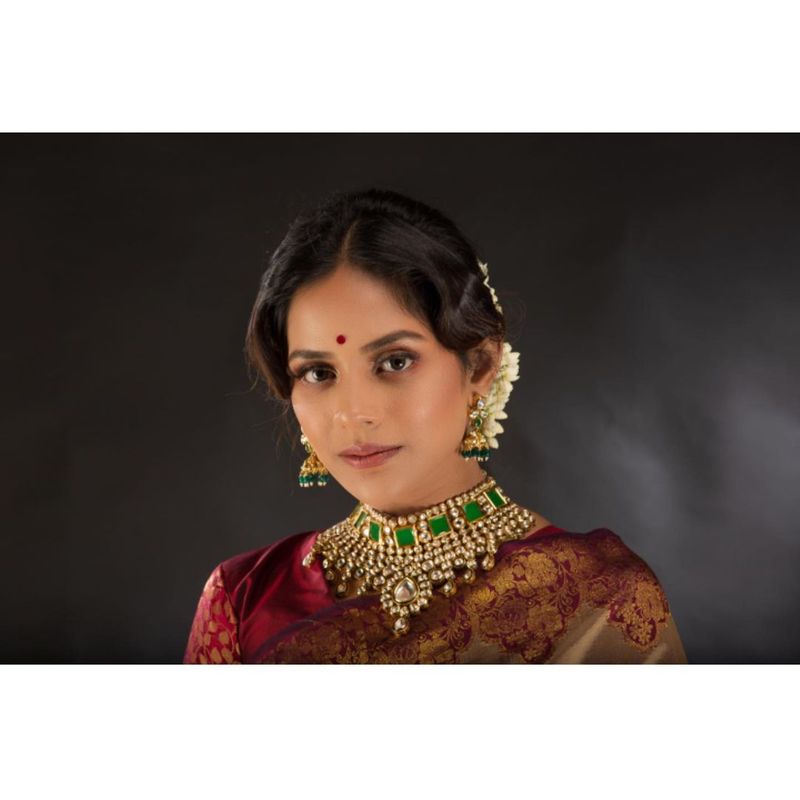 எப்போதும் மாடர்ன் உடையில் பளீச் போஸ் கொடுக்கும் ஐஸ்வர்யா சேலையிலும் விதவிதமாக புகைப்படம் வெளியிட்டு வசீகரித்து வருகிறார் 