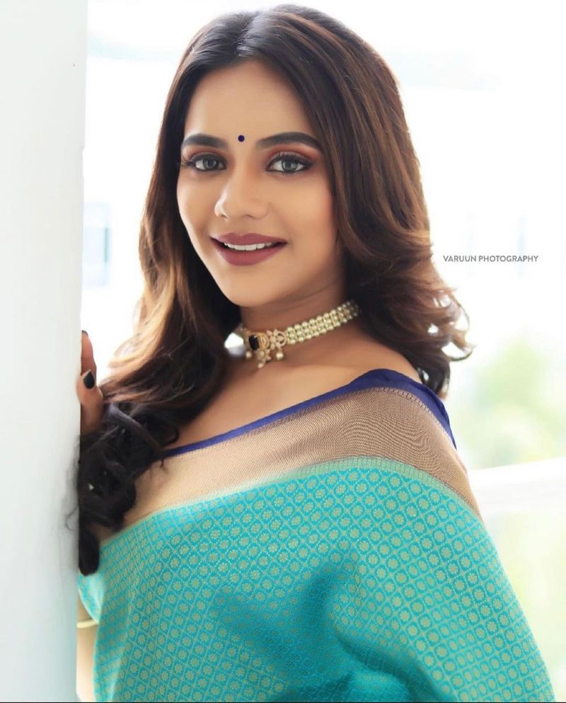 நெஞ்சம் கொள்ளை போகுதே 