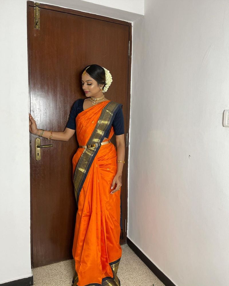 சும்மா ஆரஞ்சு பழம் போல் போஸ் கொடுக்கும் ஐஷு 