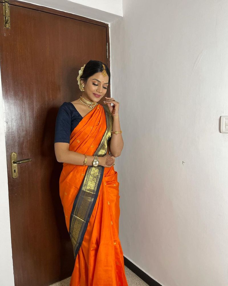 வெக்கத்தில் முகம் சிவகுத்தே 