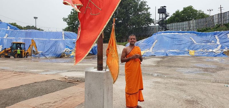  ಆರಂಭದಲ್ಲಿ ಶ್ರೀಗಳು ಶ್ರೀರಾಮ ಲಲ್ಲಾನ ತಾತ್ಕಾಲಿಕ ಗುಡಿಗೆ ತೆರಳಿದ ದರ್ಶನ ಪಡೆದರು.