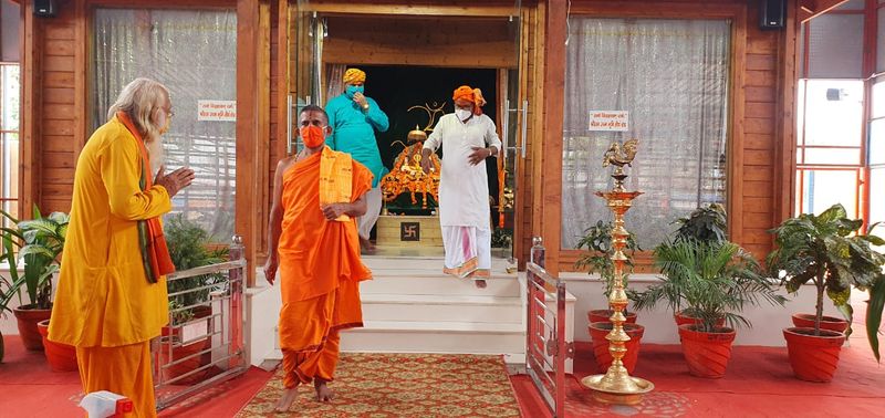 ವರಿಗೆ ಪುಷ್ಪಾರ್ಚನೆ ಮತ್ತು ಚಾಮರ ಸೇವೆ ಸಲ್ಲಿಸಿದರು. ಬಳಿಕ ಅಲ್ಲಿಂದ ಮಂದಿರ ಬುನಾದಿ ನಿರ್ಮಾಣ ಸ್ಥಳಕ್ಕೆ ತೆರಳಿ, ಅಲ್ಲಿ ನಡೆಯುತ್ತಿರುವ ಕಾಮಗಾರಿ ಪರಿವೀಕ್ಷಿಸಿದರು.
