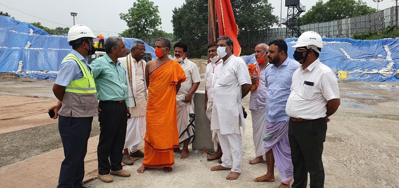 ಈ ವೇಳೆ ಟ್ರಸ್ಟ್ನ ಇನ್ನೊಬ್ಬ ವಿಶ್ವಸ್ಥರಾದ ಡಾ.ಅನಿಲ್ ಮಿಶ್ರಾ, ಮಂದಿರ ನಿರ್ಮಾಣ ಉಸ್ತುವಾರಿ ತಂಡದ ಗೋಪಾಲ ನಾಗರಕಟ್ಟೆ, ಮಂದಿರ ನಿರ್ಮಾಣ ಸಂಸ್ಥೆ ಎಲ್ ಆ್ಯಂಡ್ ಟಿ ಮತ್ತು ಮೇಲುಸ್ತುವಾರಿ ಸಂಸ್ಥೆ ಟಾಟಾ ಕನ್ಸಲ್ಟನ್ಸಿಯ ಅಧಿಕಾರಿಗಳು, ಪೇಜಾವರ ಶ್ರೀಗಳ ಕಾರ್ಯದರ್ಶಿಗಳಾದ ವಿಷ್ಣು ಆಚಾರ್ಯ ಮತ್ತು ಕೃಷ್ಣಮೂರ್ತಿ ಭಟ್ ಉಪಸ್ಥಿತರಿದ್ದರು.