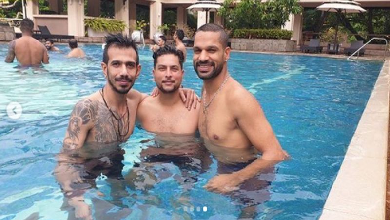 युजी का टैटू वाला अवतार
लेग स्पिनर युजवेंद्र चहल ने भी सोशल मीडिया कुछ फोटोज शेयर की है। एक स्नैप में, उन्हें अपने साथी गेंदबाज कुलदीप यादव और कप्तान धवन के साथ फ्रेम शेयर करते हुए देखा जा रहा है। वहीं, उनके राइट हैंड पर बना टैटू सबका ध्यान आकर्षित कर रहा है।
