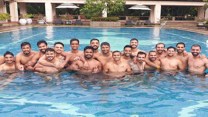 कोलंबो में क्रिकेटर्स का फन
श्रीलंका में अपना क्वारंटीन पीरियड खत्म करने के बाद, टीम इंडिया ने कोलंबो में अपने होटल में एक बेहतरीन पूल सेशन का आनंद लिया। यह टूर्नामेंट 13 जुलाई से कोलंबो में शुरू हो रहा है और उससे पहले टीम के युवा खिलाड़ी मैच से पहले काफी उत्साहित दिखें।