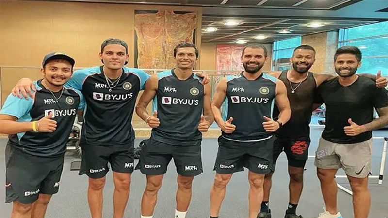 टी20 वर्ल्ड कर की तैयारी
इस साल अक्टूबर में भारतीय टीम को टी20 वर्ल्ड कप भी खेलना है। ऐसे में ये सीरीज उनकी अग्नि परीक्षा होगी। कोच राहुल द्रविड़ ने कहा ही था कि यह युवा खिलाड़ी इस साल होने वाले टी20 वर्ल्ड कप के लिए टीम में शामिल होने के अवसर के रूप में श्रीलंका सीरीज का उपयोग कर सकते हैं।