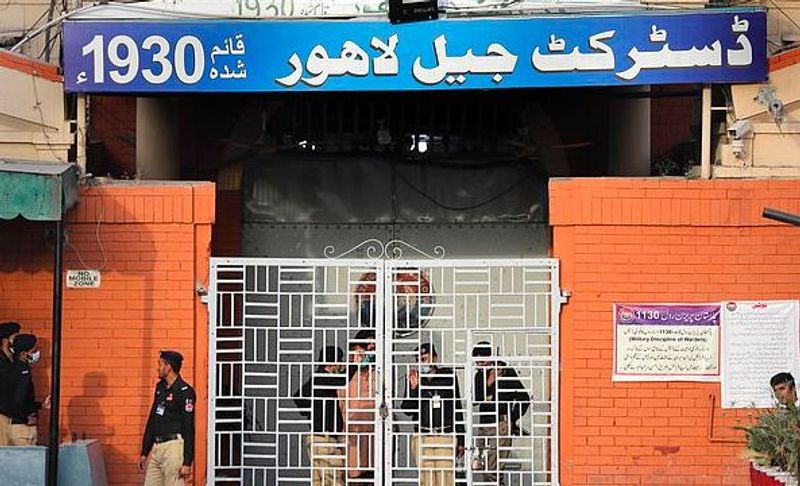 तीन दिनों तक गाली-गलौज के बाद मंगलवार को लड़की ने पुलिस को फोन कर पूरी कहानी बताई। पिछले साल पाकिस्तान में बलात्कार के दोषियों के लिए कानून बना था कि अगर बलात्कार का दोषी पाया जाता है तो उसे रासायनिक कैमिकल का सामना करना होगा। पाकिस्तान में पिछले छह सालों में 22000 से अधिक बलात्कार के मामले दर्ज किए गए हैं।
