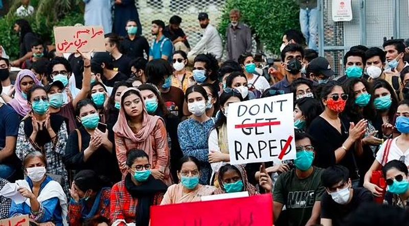 लड़की ने आरोप लगाया कि आरोपी उसे घर में ही बंद करके रखता था। उसे चोट लगी, लेकिन वह हॉस्पिटल तक जाने नहीं देता था।
