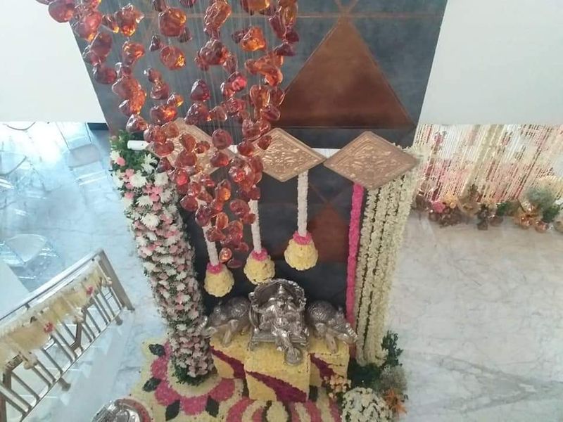 ಮನೆಯ ಒಳಾಂಗಣ ವಿನ್ಯಾಸಕ್ಕಾಗಿ ಸಾಕಷ್ಟು ಸಮಯ ತೆಗೆದುಕೊಂಡ ಕಾರಣ ಗೃಹ ಪ್ರವೇಶ ತಡವಾಗಿ ನೆರವೇರಿದೆ. 