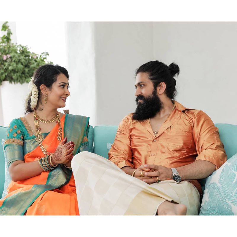 ಯಶ್ ಮತ್ತು ರಾಧಿಕಾ ಕೇಸರಿ ಬಣ್ಣದ ಕಾಂಬಿನೇಷನ್ ಉಡುಪಿನಲ್ಲಿ ಕಂಗೊಳ್ಳಿಸುತ್ತಿದ್ದಾರೆ. 
