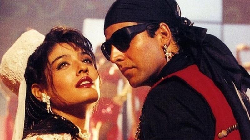 दोनों एक-दूसरे को कब दिल बैठे थे पता ही नहीं चला था। रिपोर्ट्स की मानें तो 90 के दशक में अक्षय और रवीना का प्यार फिल्म 'मोहरा' के सेट पर शुरू हुआ। 1994 में आई इस फिल्म की रिलीज के दौरान दोनों बेहद करीब आ गए थे।
