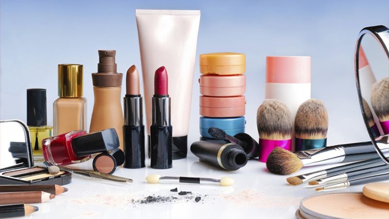 Business, earn lakhs of rupees every month by investing 50 thousand in beauty parlor