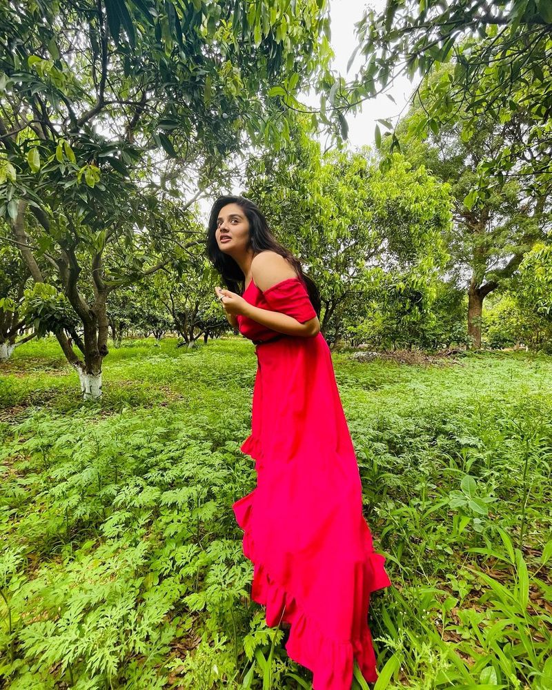 వారి దాహం తీర్చుతూ శ్రీముఖి కొత్త ఫోటో షూట్ తో ఫ్యాన్స్ ముందుకు వచ్చేసింది. లేటెస్ట్ గా ప్రకృతి వనాలను సందరిస్తూ, శ్రీముఖి ఓ టూర్ వేశారు. ఆ టూర్ లో ఆమె దిగిన కొన్ని ఫోటోలు ఆమె ఇంస్టాగ్రామ్ లో షేర్ చేశారు.