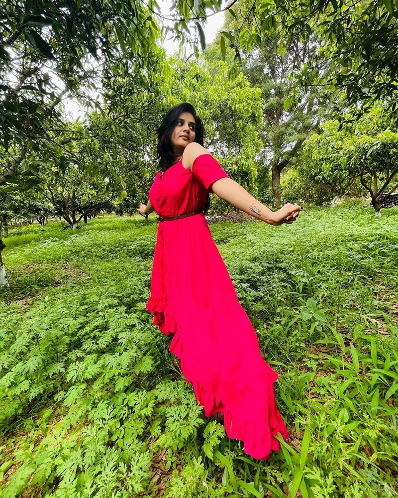 ఇక బుల్లితెరపై పలు కార్యక్రమాలలో శ్రీముఖి కనిపిస్తున్నారు. షో ఏదైనా ఆమె ఉంటే షో రేంజ్ మారిపోతుంది.
