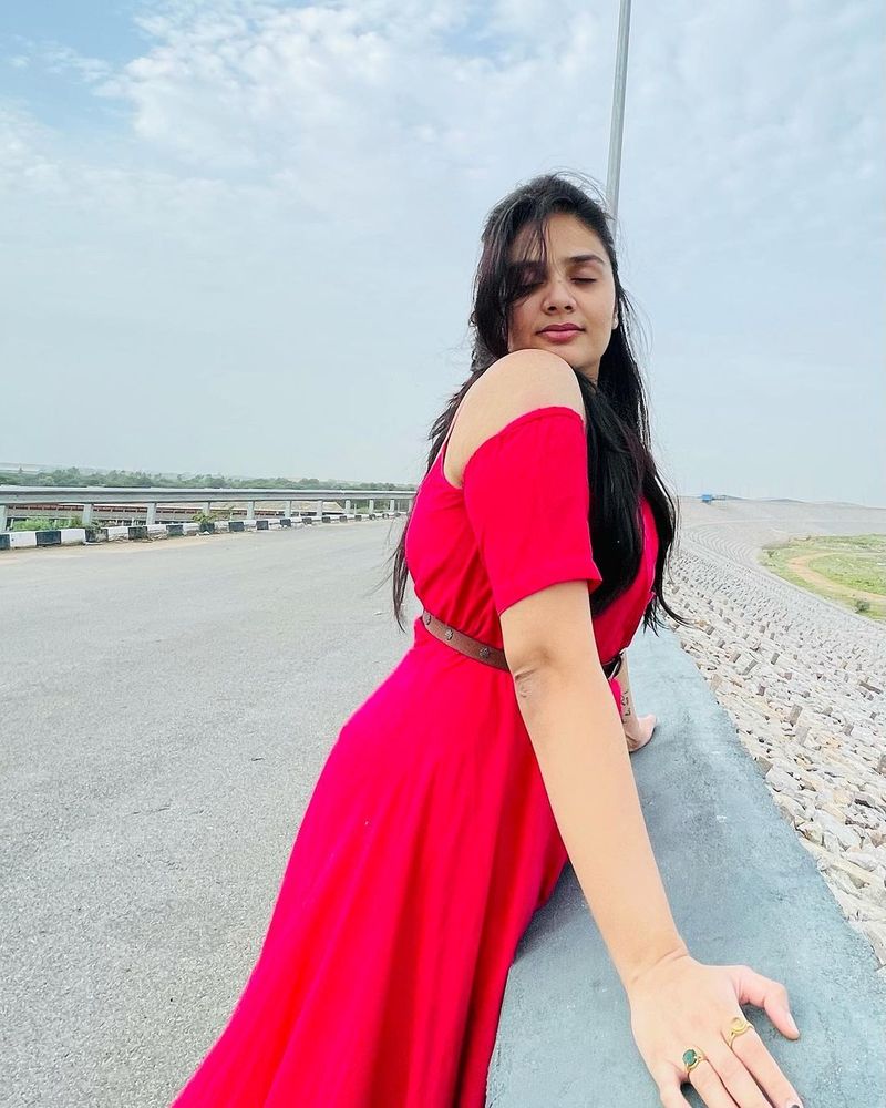 శ్రీముఖి లేటెస్ట్ ఫోటోలు వైరల్ గా మారాయి. ఆమె క్రేజీ ఫ్యాన్స్ నాన్ స్టాప్ లైక్స్, కామెంట్స్ తో అభిమానం చాటుకుంటున్నారు.
