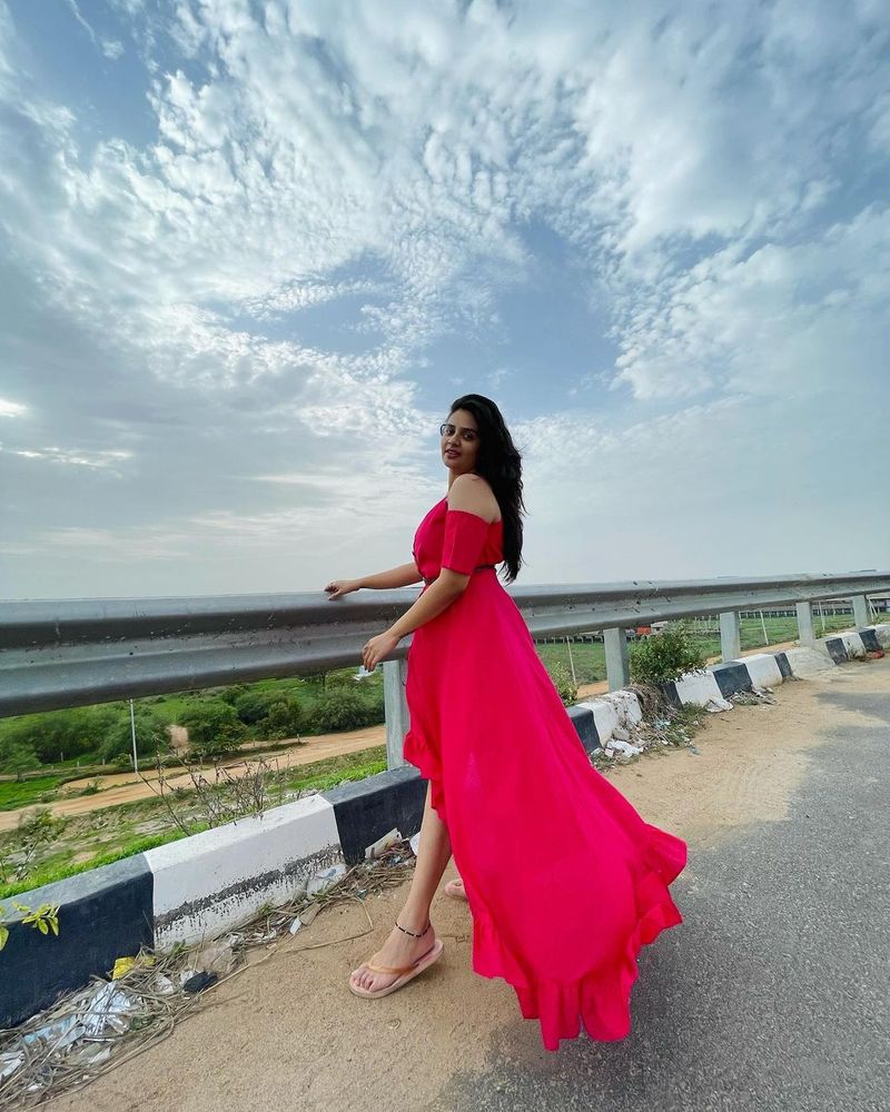 ఇక వెండితెర, డిజిటల్ అవకాశాలు కూడా దండిగానే వస్తున్నాయని సమాచారం. శ్రీముఖి మొదటిసారి సోలో హీరోయిన్ గా నటించిన క్రేజీ అంకుల్స్ విడుదల కావాల్సి ఉంది.