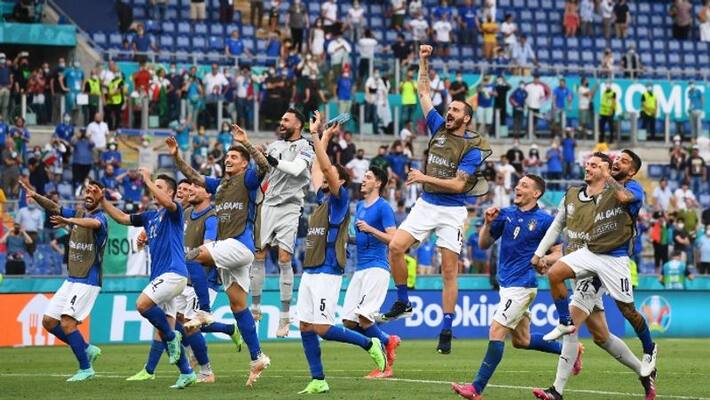 Why Italian football players kisses on Assistant Manager Attilio Lombardos bald head Why Italian football players kisses on Assistant Manager Attilio Lombardos bald head