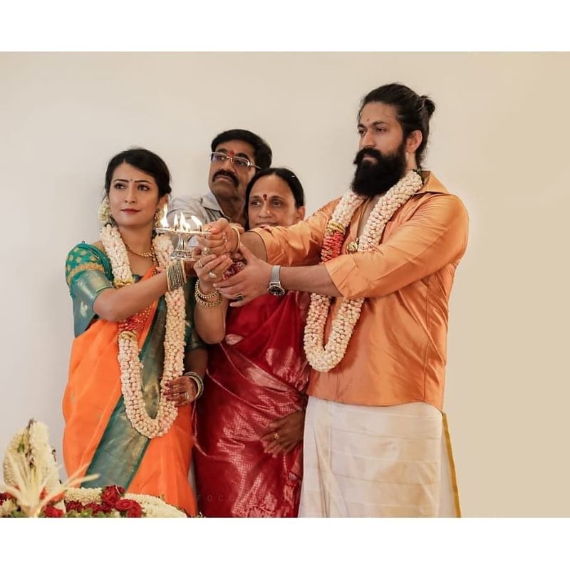 கன்னட சூப்பர் ஸ்டார் யாஷ், தனக்கென மிகப்பெரிய ரசிகர்கள் கூட்டத்தை கொண்டவர். குறிப்பாக இவரது நடிப்பில் இயக்குனர் பிரசாத் நீல் இயக்கிய, கே.ஜி.எஃப் முதல் பாகம், கன்னட திரையுலக ரசிகர்கள் மட்டும் இன்றி, தென்னிந்திய திரையுலக ரசிகர்கள் அனைவரையுமே கவர்ந்த ஒரு படைப்பாக இருந்தது.