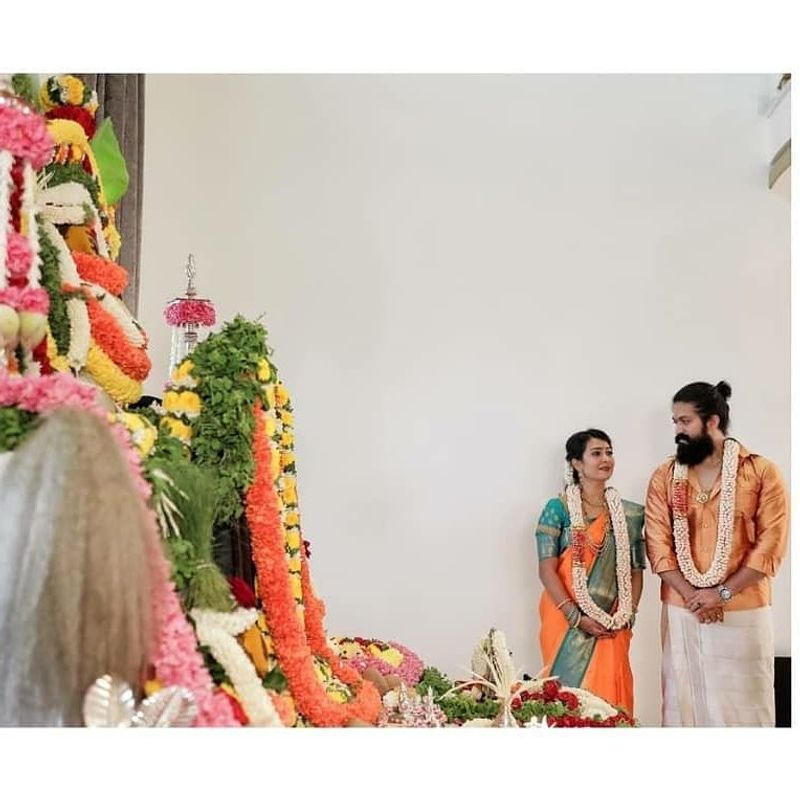 தொடர்ந்து அடுத்தடுத்த படங்களில் பிசியாக நடிக்க தயாராகி கொண்டிருக்கும் யாஷ், தற்போது பிரமாண்டமாக வீடு ஒன்றை கட்டி இன்றி கிரஹப்பிரவேசம் செய்து குடியேறியுள்ளார். 