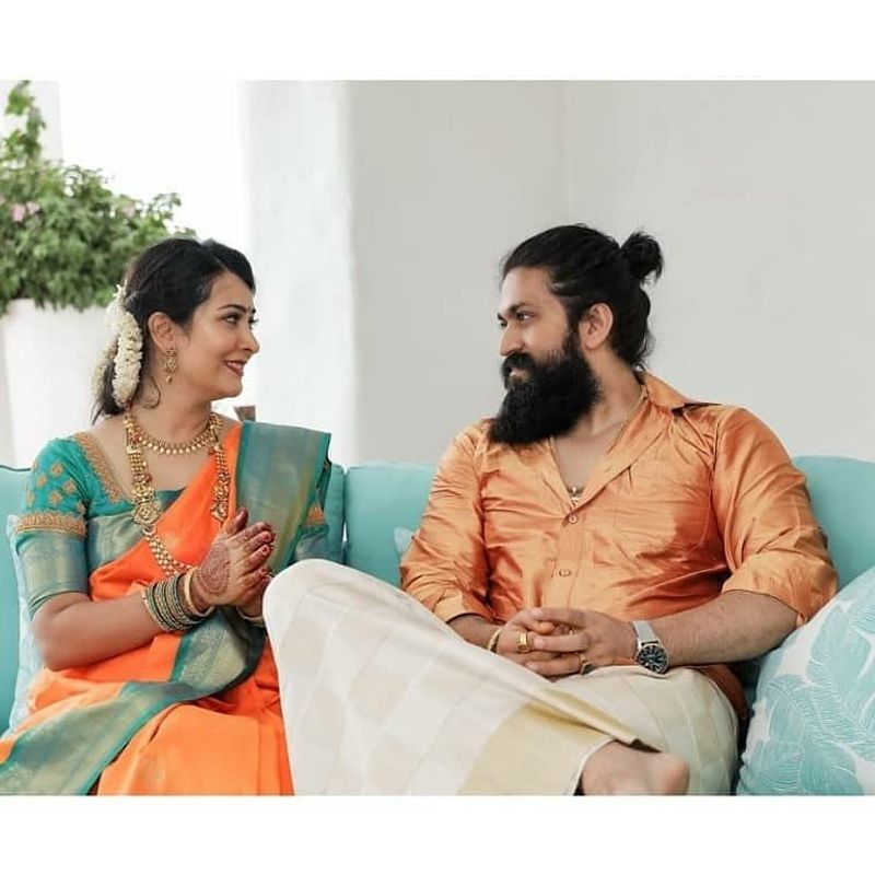 இந்த நிகழ்ச்சியின் போது மனைவி ராதிகாவுடன், இவர் எடுத்து கொண்ட புகைப்படங்கள் தற்போது சமூக வலைத்தளத்தில் வைரலாகி வருகிறது. பலரும் இவருக்கு தங்களுடைய வாழ்த்துக்களை தெரிவித்து வருகிறார்கள். 