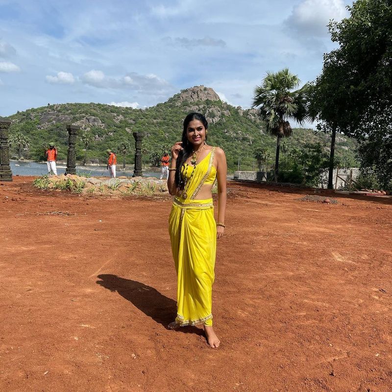 షోకి ఎంపికైన తరువాత 15రోజులు క్వారంటైన్ కావాలని చెప్పడం జరిగింది. ఈ ఆంక్షల కారణంగా పేరున్న సెలెబ్రిటీలు ఎవరూ షోలోకి ఎంటర్ కావడానికి ఆసక్తి చూపలేదు. అలా దివి లాంటి చిన్న ఆర్టిస్ట్ కి అవకాశం దక్కింది.