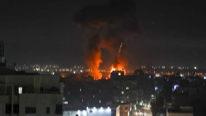 Israel strikes Gaza after Hamas launched incendiary balloons sparks small fire-dnm Israel strikes Gaza after Hamas launched incendiary balloons sparks small fire-dnm