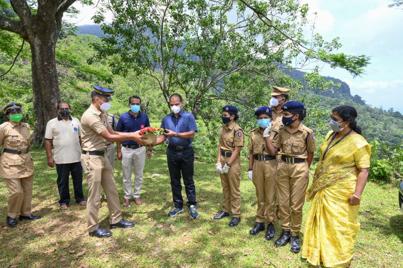 ലോക് ഡൌണിൽ ദുരിതം അനുഭവിക്കുന്നവർക്കായി നടപ്പിലാക്കി വരുന്ന 'ഒരു വയറൂട്ടാം' പദ്ധതിയുടെ ഭാഗമായി പത്ത് ലക്ഷത്തിലധികം ഭക്ഷണപ്പൊതികളും ഭക്ഷ്യ കിറ്റുകളുമാണ് സംസ്ഥാനത്തുടെ നീളം വിതരണം ചെയ്തത്. 