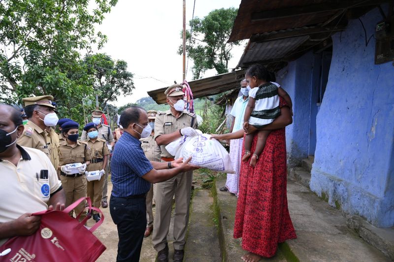 കൂടാതെ മിടുക്കരായ വിദ്യാർഥികളുടെ പഠനം കൊവിഡിനെ തുടര്ന്നുള്ള അടച്ച്പൂട്ടലില് തടസ്സപ്പെടാതിരിക്കാനായി വിദ്യാർത്ഥികൾക്ക് ഒരു വർഷത്തേക്കുള്ള പഠന സാമഗ്രികളും ഈ പദ്ധതി വഴി വിതരണം ചെയ്യുന്നുണ്ട്. 