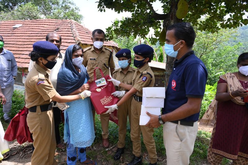 ജില്ലയിലെ എസ്.പി.സി സ്കൂളുകളുടെ നേതൃത്വത്തിൽ സമാഹരിച്ചതും വിതുര ഗവ.വൊക്കേഷണൽ ആന്റ് ഹയർ സെക്കന്ററി സ്കൂളിലെ സ്റ്റുഡന്റ് പൊലീസ് കേഡറ്റുകൾ ലോക്ഡൗണ് ചലഞ്ചുകളിലൂടെ സമാഹരിച്ച തുകയും ചേർത്താണ് പഠന കിറ്റുകൾ തയ്യാറാക്കിയത്.