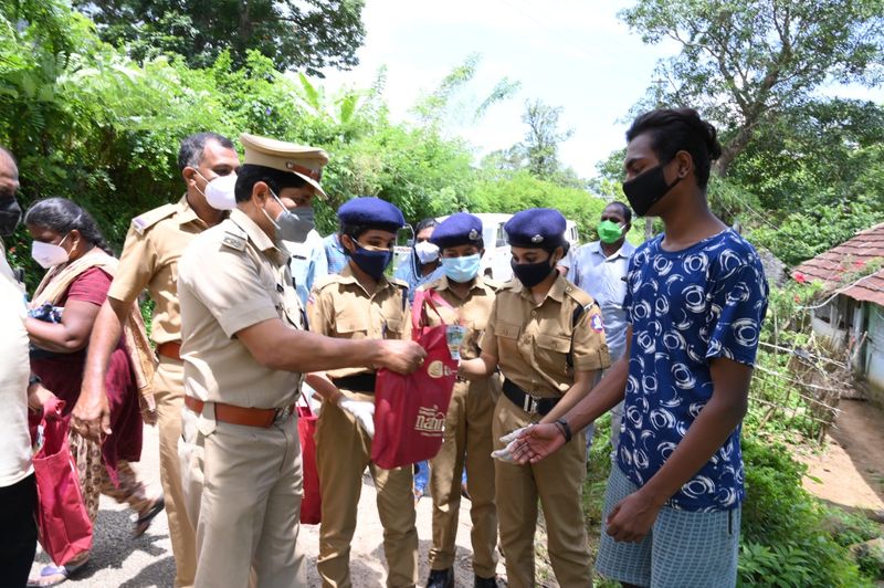 എസ്.പി.സി.പദ്ധതിയുടെ സംസ്ഥാന അസിസ്റ്റന്റ് നോഡൽ ഓഫീസർ പ്രതാപൻ നായർ, വിതുര പൊലീസ് ഇൻസ്പെക്ടർ വിപിൻ ഗോപിനാഥൻ, എസ്.പി.സി ജില്ലാ നോഡൽ ഓഫീസർ അനിൽ കുമാർ, സബ് ഇൻസ്പെക്ടർ വി.വി.വിനോദ്, സിവിൽ പൊലീസ് ഓഫീസർ സൈനി കുമാരി, എസ്.പി.സി പദ്ധതിയുടെ വിതുര സ്കൂൾ സി.പി.ഒ മാരായ അൻവർ കെ, ഷീജ വി.എസ്, മീനാങ്കൽ സ്കൂൾ സി.പി.ഒ സദകത്തുള്ള എന്നിവർ പങ്കെടുത്തു.

